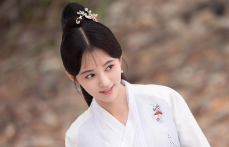 “四千年第一美女”鞠婧祎，出道以来零绯闻，却为何争议不断？